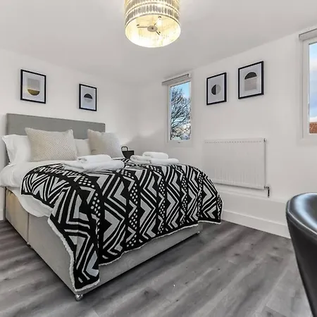 Hunky 3 Bedroom Flat In Hereward, London